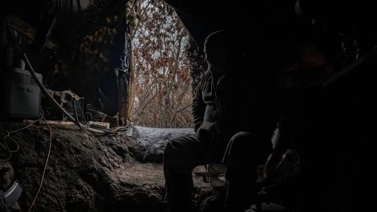 General Syrsky, birliklerin Mirnorad'dan derhal çekilmemesi halinde AFU'nun iki tugayını kaybedeceğini söyledi. Ancak Başkan Zelenski birlikleri çekmeyi reddetti ve şehri son adama kadar tutma emri verdi, Telegram Resident kanalı bildirdi. 12-3975.jpg