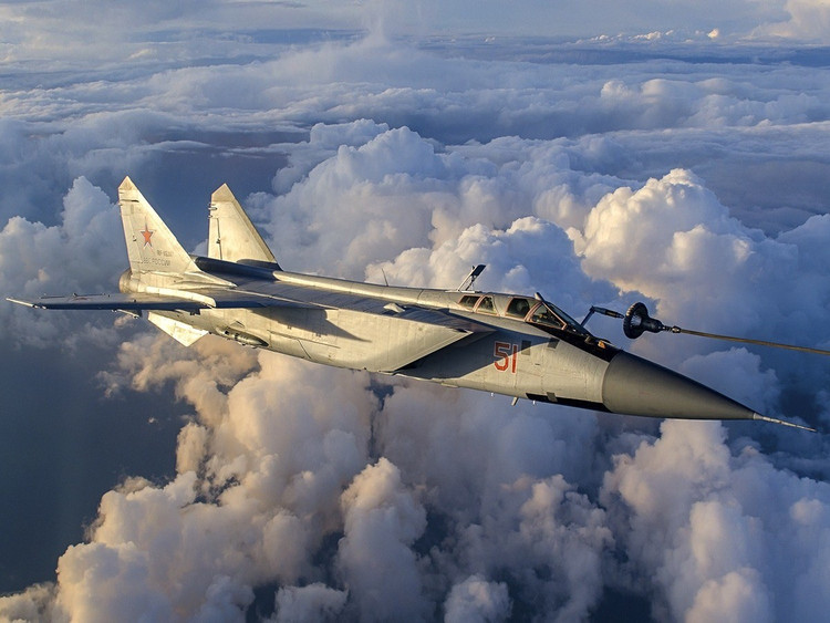 Grâce à leur vitesse, les chasseurs MiG-31 peuvent effectuer des frappes aériennes à grande vitesse contre les forces aériennes de l'OTAN. Tant que les avions d'alerte avancée et les radars de défense aérienne russes peuvent détecter à l'avance la trajectoire des chasseurs de l'OTAN, les chasseurs MiG-31 peuvent approcher rapidement le champ de bataille et occuper des altitudes favorables. 10-6335.jpg