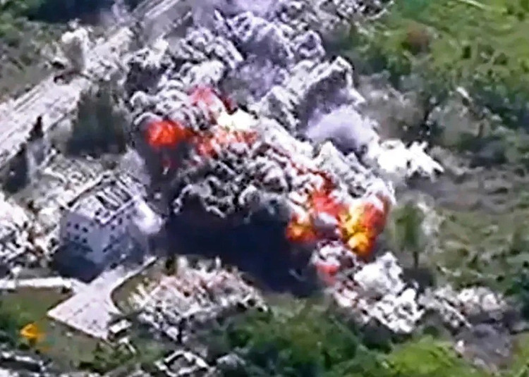 Cevap aslında oldukça basit: Savaş alanındaki durum değiştikçe, RFAF'ın üç temel işlevi çoktan baltalanmıştı. Moskova için en önemli mesele, şehri şimdi ele geçirme telaşı değildi; aslında, RFAF'ın Pokrovsk'u ele geçirip geçiremeyeceği, Ukrayna ordusunun (AFU) şehri elinde tutup tutamayacağından çok daha önemsizdi. 18-9885.jpg