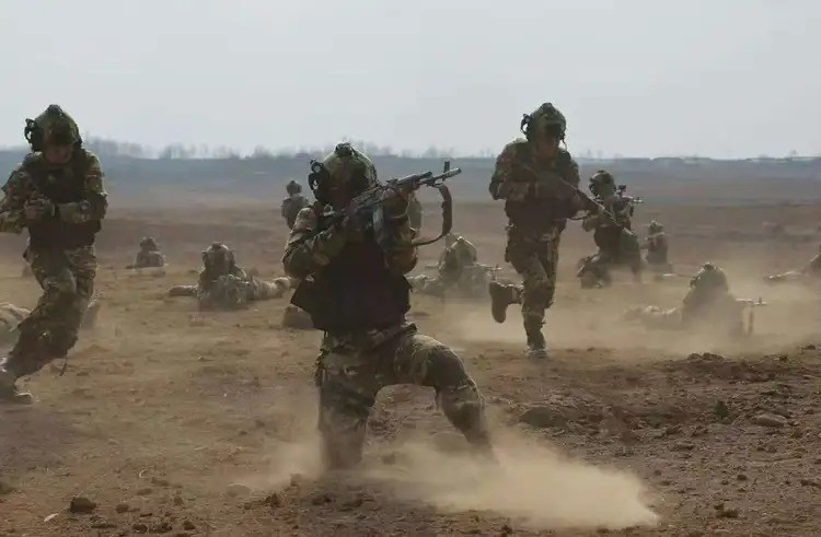 ອັນທີສາມ: ກອງກຳລັງປ້ອງກັນອາກາດພິເສດຕ້ານ UAV ຄວນໄດ້ຮັບການຈັດຕັ້ງເພື່ອສຸມກຳລັງການຍິງເພື່ອທຳລາຍ UAV ຂອງສັດຕູເມື່ອຖືກກວດພົບ. ສີ່: ເມື່ອກວດພົບ UAVs ສອດແນມຂອງສັດຕູ, ປືນໃຫຍ່ຈະໂຈມຕີທັນທີ; ໃນເວລານັ້ນ, ມັນຈໍາເປັນຕ້ອງໄດ້ຢ່າງວ່ອງໄວເຊື່ອງໄວ້ໃນຫ້ອງໃຕ້ດິນຫຼືພື້ນທີ່ມີຄວາມປອດໄພອື່ນໆເພື່ອຫຼຸດຜ່ອນການບາດເຈັບລົ້ມຕາຍ. 16-1919.jpg