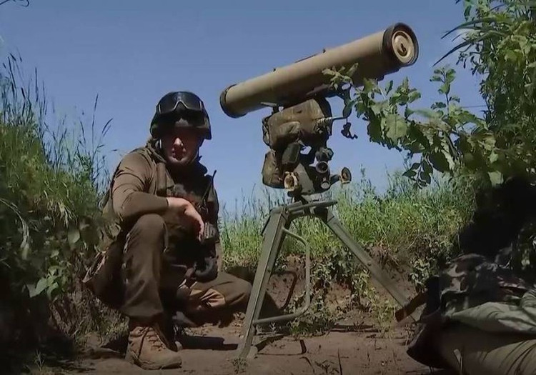 ATGM boleh menyerang sasaran pada jarak yang jauh lebih jauh daripada senapang penembak tepat, sekali gus menghapuskan kemungkinan tembakan musuh. Akibatnya, dalam beberapa kes, kenderaan semua rupa bumi yang membawa ATGM telah mengambil peranan menyediakan sokongan tembakan terus kepada unit penyerang. Pelbagai taktik ATGM telah dibangunkan oleh Angkatan Bersenjata Rusia (RFAF) daripada latihan medan perang, termasuk penggunaan tiga jenis ATGM: Kornet pada jarak jauh, Konkur pada jarak sederhana, dan Fagot dalam pertempuran jarak dekat. 4.jpg