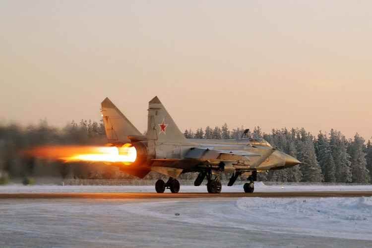 La taille imposante du MiG-31, sa maintenance complexe et ses coûts d'exploitation élevés ne constituent pas un problème majeur pour les forces aérospatiales russes. Celles-ci disposent d'un important effectif d'ingénieurs au sol, et l'armée russe n'attend pas du MiG-31 qu'il effectue des missions d'attaque au sol ou de bombardement de bunkers. 18-5402.jpg