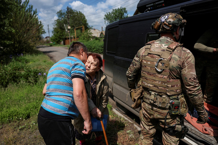 La 155e brigade Anna Kyivska des FAU était réputée pour le soutien apporté par l'armée française, tant en termes d'armement que d'entraînement. Cependant, environ 500 soldats de la brigade désertèrent alors qu'ils étaient encore en formation en France. De retour en Ukraine, l'unité fut déployée sur le front de Pokrovsk. 15-6348.jpg
