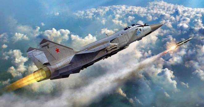 Guidé depuis le sol, le pilote d'armes du MiG-31 peut lancer rapidement le missile air-air longue portée R-37M pour attaquer en premier, puis se retirer rapidement du champ de bataille, réduisant considérablement le temps de réaction du chasseur furtif F-35. 12-257.jpg