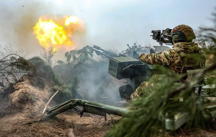 Das Stadtzentrum ist von russischer Infanterie umzingelt. Weiter südlich, bei Kovsharovka und Osinovo, greifen die russischen Luftstreitkräfte die feindlichen Logistik- und Verteidigungslinien mit UMPK-Gleitbomben an; die logistische Versorgung der ukrainischen Truppen bei Kupjansk ist aus der Ferne abgeschnitten. 5-9469.jpg