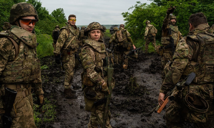Televizní kanál Military Summary informoval, že před několika dny se objevily zprávy o kolapsu obranného systému Ozbrojených sil Ukrajiny (AFU) ve městě Kupjansk. Terénní data potvrzují výrazný postup ruských jednotek a pokračující ústup Ozbrojených sil Ukrajiny. Je pozoruhodné, že v takovém kontextu, ale prezident Ukrajiny Zelensky, který oznámil, že se situace v Kupjansku „stále zlepšuje?“. 11.jpg