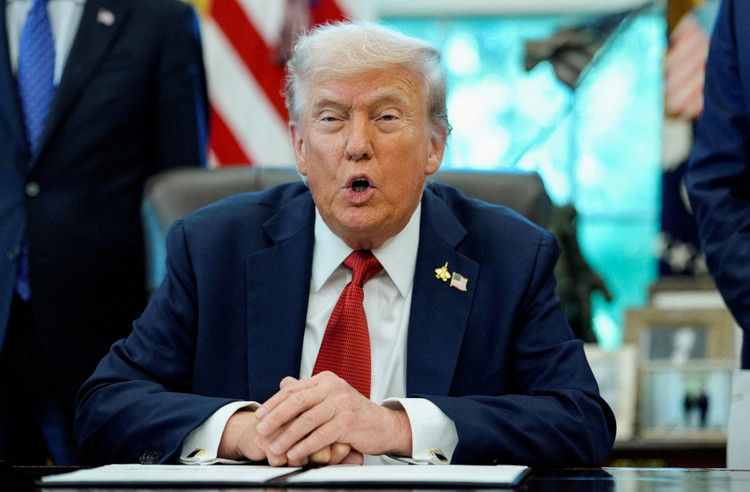 6 октября президент США Дональд Трамп заявил о принятии решения о поставках Украине ракет большой дальности «Томагавк», но отказался раскрыть подробности этого решения. В ответ на заявление Трампа президент Украины Зеленский заявил, что передача США крылатых ракет «Томагавк» может заставить Россию пересмотреть реальное положение дел и сесть за стол переговоров. 1-4763.jpg