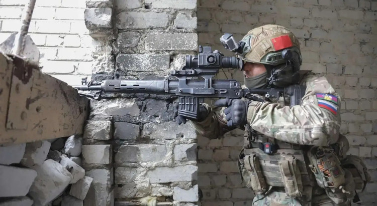 ប៉ុស្តិ៍ RVvoenkory បានរាយការណ៍ថា នៅតំបន់ទីប្រជុំជន Myrnohrad អង្គភាពវាយលុកនៃកងទ័ពទី 51 បន្តធ្វើការវាយប្រហារយ៉ាងខ្លាំងលើស្រុក Vostochny និង Zapadny និងផ្នែកខាងត្បូងនៃទីក្រុង។ ក្រុមអ្នកការពារអ៊ុយក្រែនដែលមិនអាចដកខ្លួនចេញពីទីក្រុងបាន ពេលនេះកំពុងមានការតស៊ូយ៉ាងខ្លាំងក្លា ហើយការប្រយុទ្ធនៅតែបន្តនៅក្នុងអគារនីមួយៗ។ 4.jpg