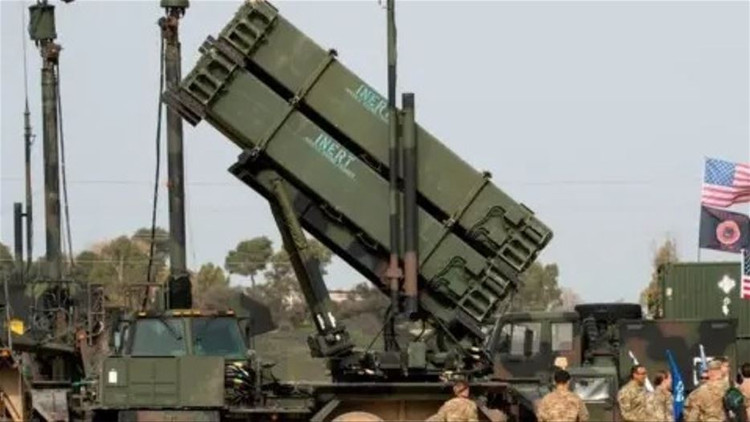 កាំជ្រួច Patriot មួយចំនួនដំណើរការលើគោលការណ៍ proximity fuzes ដែលបំផ្ទុះនៅពេលពួកគេចូលមកជិតកាំជ្រួចវាយប្រហារ។ ទោះជាយ៉ាងនេះក្តី កាំជ្រួចទាំងនេះត្រូវបានចាត់ទុកថា យឺត និងមិនសូវមានប្រសិទ្ធភាពខ្លាំង។ អ្នកផ្សេងទៀតដំណើរការលើវិធីសាស្ត្រស្ទាក់ចាប់ kinetic; ពួកគេត្រូវការបុកជាមួយគោលដៅយ៉ាងជាក់លាក់ ហើយដោយហេតុនេះបំផ្លាញវា។ 13.jpg