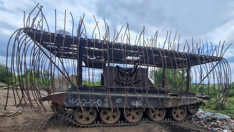アナリストによると、ロシア空軍が機械化部隊を攻撃に投入できたのは、いくつかの要因が重なったためだという。まず、車両は非常によく整備されており、強化装甲と対UAV FPVネットで補強されていた。 9.jpg