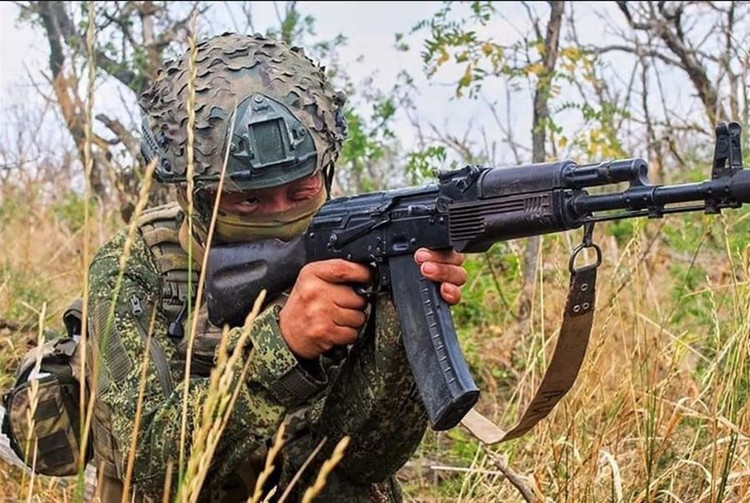 Consciente que la perte de Torske pouvait menacer la forteresse de Zarichne, l'armée ukrainienne organisa immédiatement une contre-attaque, mais fut surprise par l'attaque directe de l'armée russe sur Zarichne. Les unités de choc du groupe d'armées Ouest profitèrent de l'effet de surprise, sans organiser de tirs préparatoires, et traversèrent aussitôt la rivière Zherebets, pénétrant profondément dans la ligne de défense des FAU, attaquant simultanément Torske et Zarichne. 9a.jpg