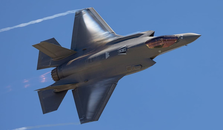 La vitesse de vol maximale du chasseur furtif américain F-35A n'est que de 1,6 fois celle du son. La vitesse maximale des chasseurs JAS-39 et Typhoon est deux fois supérieure à celle du son, mais cette vitesse est temporaire et son utilisation est déconseillée. 9-4406.jpg
