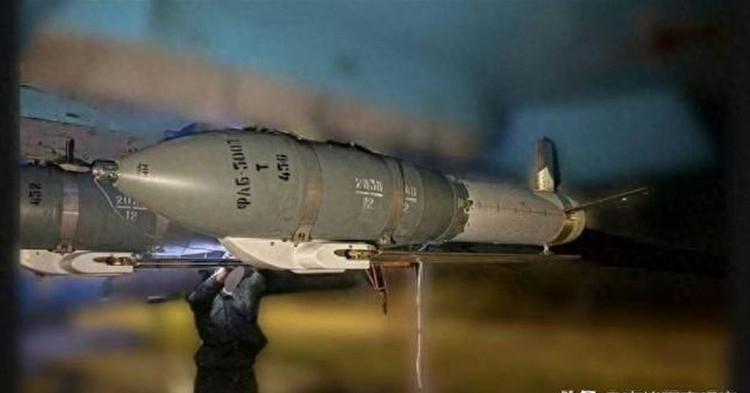 Este alcance de la bomba planeadora permite a los bombarderos rusos Su-34 minimizar la amenaza de los sistemas de defensa aérea terrestres de Ucrania, lo que permite ataques más allá del alcance de los sistemas de defensa aérea más avanzados de Ucrania en la actualidad, como el Patriot de fabricación estadounidense. 4-7761.jpg