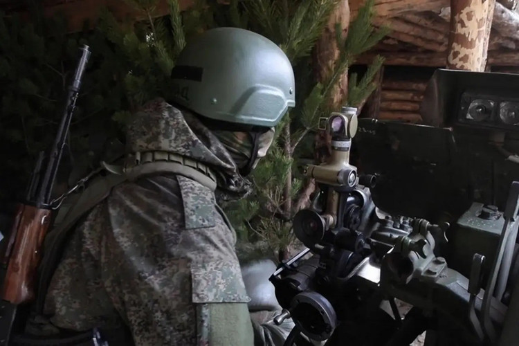 Az RVvoenkory csatorna hozzátette, hogy a sziverszki fronton az ukrán légierő fokozza a nyomást az ukrán helyőrség logisztikájára, támadva a Dronivka közelében található erdősávban és a vasútvonal közelében lévő erődítményeket. Miután az orosz csapatok átvették az irányítást Zvanivka felett, átkeltek a Bahmutka folyón, és támadják Szvjato-Pokrovszkojét, délről és északkeletről a városközpont felé haladva. 9.jpg