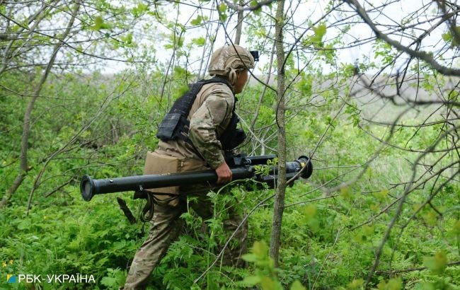 Le blogueur militaire ukrainien Muchnoy a réfuté les affirmations de Borodine. Dans une note opérationnelle publiée le 26 septembre, il écrivait : « La menace d’une attaque sérieuse sur le front Lyman commence à augmenter. Ne croyez pas que je cherche à vous effrayer ou à vous embrouiller. Chaque moment important doit être analysé à la lumière de la réalité du front. Tout d’abord, je tiens à souligner que le village de Zarichne est quasiment occupé par les Russes, tandis que les FAU n’en contrôlent qu’une petite partie. » 11.jpg