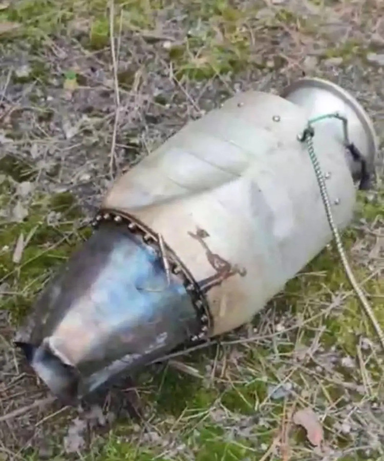 Учитывая, что российские истребители, проводившие атаку, вряд ли могли подойти к границе напрямую для сброса планирующих бомб, дистанцию в 113 км пришлось увеличить как минимум на 15–20 км. Это означает, что бомбардировка производилась с расстояния не менее 125–130 км. 13.jpg