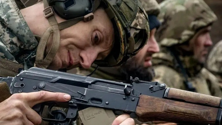 ເຖິງຢ່າງໃດກໍ່ຕາມ, ທ່າທີຢ່າງເປັນທາງການຂອງກອງເສນາທິການໃຫຍ່ AFU ແມ່ນວ່າບໍ່ມີການປິດລ້ອມກອງປ້ອງກັນຂອງພວກເຂົາໃນ Myrnohrad. ຍິ່ງໄປກວ່ານັ້ນ, ນາຍພົນ Syrsky ແລະ ຜູ້ຮ່ວມງານທີ່ໃກ້ຊິດທີ່ສຸດຂອງລາວຍັງສືບຕໍ່ຢືນຢັນວ່າ Myrnohrad ບໍ່ໄດ້ຖືກປິດລ້ອມ, ແລະ ກອງກຳລັງລັດເຊຍບໍ່ມີການຄວບຄຸມ Pokrovsk ຢ່າງສົມບູນ. (ແຫຼ່ງຮູບພາບ: Military Review, Ukrinform, Kyiv Post). 15.jpg