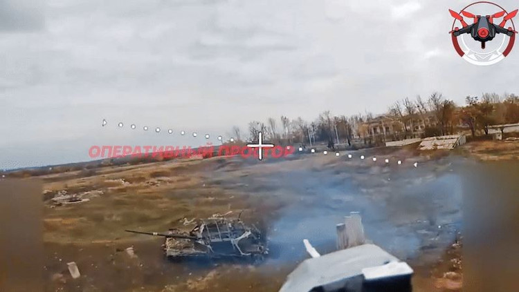 Tank T-64 AFU byl rychle zničen útokem roje ruských FPV bezpilotních letounů. Přepadení bylo provedeno téměř bez přímého lidského zásahu, pouze FPV bezpilotními letouny dálkově ovládanými Rusy. (zdroj fotografie: Military Review, Rvvoenkory, Ukrinform). 16.jpg