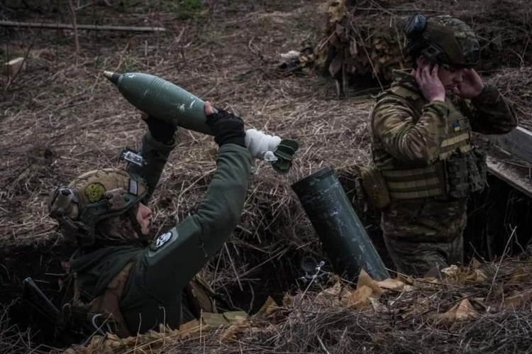 Zuvor hatten sich russische Truppen dem Dorf Petropawliwka genähert, doch die durch Verstärkung verstärkte AFU konnte die Russen aus dem Dorf verdrängen. Nach neuesten Informationen rücken russische Truppen in die Stadt vor, doch die ukrainischen Truppen leisten weiterhin heftigen Widerstand. 9-3944.jpg
