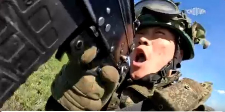 ຍິ່ງໄປກວ່ານັ້ນ, ມີຫຼັກຖານຫຼາຍກວ່າເກົ່າທີ່ສະແດງໃຫ້ເຫັນວ່າຂໍ້ລິເລີ່ມ, ການຈັດຕັ້ງການສູ້ຮົບ, ເຕັກນິກການສູ້ຮົບຂອງບຸກຄົນ ແລະ ຈິດໃຈຕໍ່ສູ້ຂອງກອງທັບເກົາຫຼີເໜືອແມ່ນມີຄວາມເຂັ້ມແຂງກວ່າກອງທັບລັດເຊຍ ແລະ ຢູແກຼນ. ແນ່ນອນ, ນີ້ຍັງກ່ຽວຂ້ອງຢ່າງໃກ້ຊິດກັບຄວາມຈິງທີ່ວ່າກອງທັບເກົາຫຼີເຫນືອໄດ້ສົ່ງກໍາລັງຊັ້ນສູງຂອງຕົນ. 3.jpg