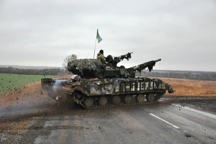 Tváří v tvář hrozbě úplného obklíčení ukrajinské armády v Kupjansku se některé jednotky Ozbrojených sil Ukrajiny rozhodly prorazit a posílit ukrajinskou armádu v obklíčení tanky. Ruská armáda však tuto akci včas odhalila a podnikla řadu opatření k nalákání nepřátelských tanků do oblasti zničení. 13.jpg