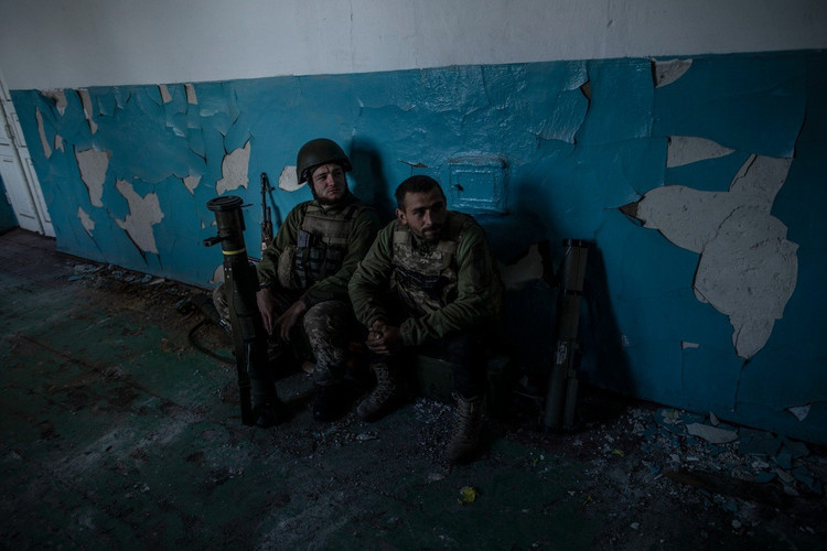 Mit dem erneuten Vormarsch der russischen Armee auf die Stadt Kupjansk musste die ukrainische Verteidigungslinie in der Stadt verengt werden; um der Einkreisung zu entkommen, musste die ukrainische Armee die von beiden Seiten angegriffene Studencheskaya-Straße überqueren. 3-9996.jpg