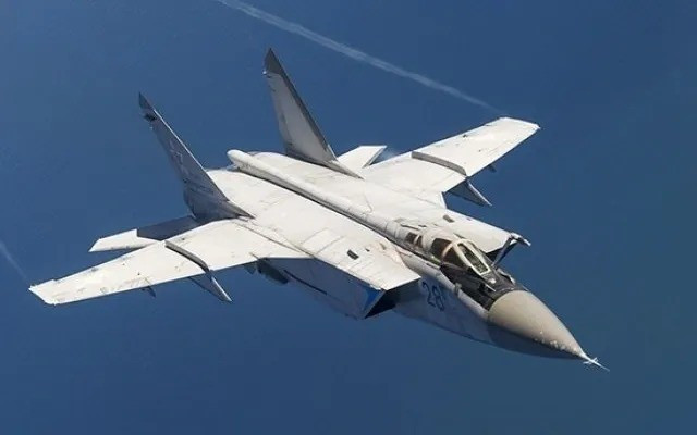 Le chasseur lourd MiG-31 possède un atout majeur : sa vitesse. Comme on le dit souvent, seule la vitesse peut contrer tous les avantages des autres chasseurs. Le MiG-31 est un chasseur de supériorité aérienne à long rayon d'action et à charge lourde, spécialisé dans les missions d'interception (la Russie dispose actuellement d'une version améliorée du MiG-31K, équipée du missile hypersonique Kinzhal). 7-7925.jpg