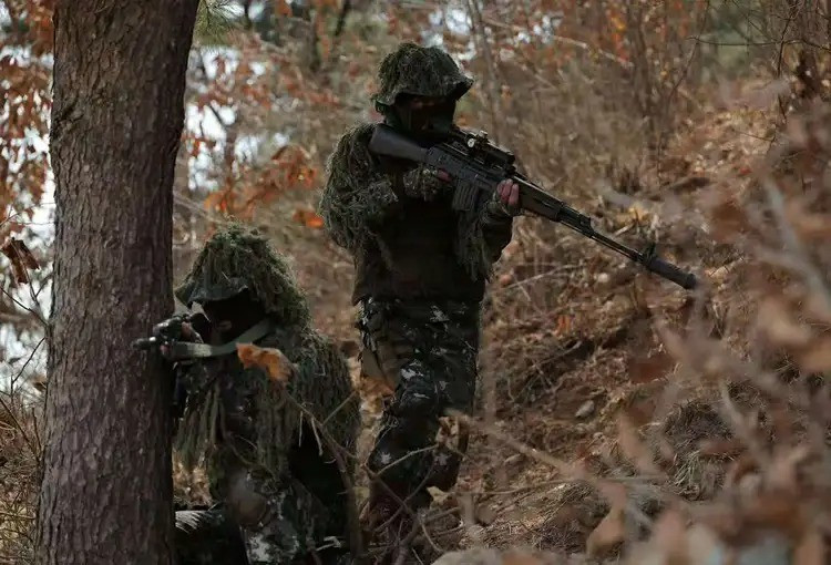 ມາຮອດຈຸດເວລານີ້, ກອງພົນທີ 94 ໄດ້ຮັບບາດເຈັບຢ່າງຫຼວງຫຼາຍ, ມີຜູ້ບັນຊາການກອງຮ້ອຍ ແລະ ກອງບັນຊາການທະຫານເສຍຊີວິດຫຼືບາດເຈັບ. ເພື່ອຮັບປະກັນຄວາມຄືບໜ້າຂອງການຊ້ອມຮົບ, ຜູ້ບັນຊາການ, ຮອງຜູ້ບັນຊາການກອງບັນຊາການ ແລະ ພະນັກງານຈຳນວນໜຶ່ງຂອງກອງພົນ 94 ໄດ້ຮັບການບັນຊາກອງບັນຊາການຢ່າງວ່ອງໄວ ແລະ ທຳລາຍກອງທັບອູແກຣນໃນຫຼາຍຕຳແໜ່ງ. 14-8046.jpg