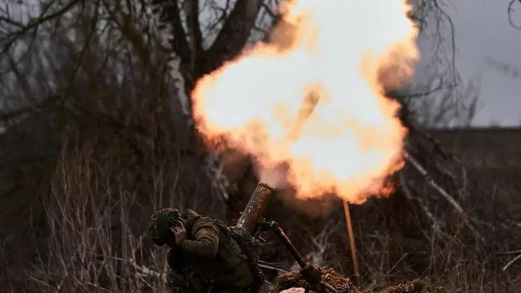 La pression de l'offensive des Forces armées russes (FAR) sur Pokrovsk ne faiblit pas, et toutes les voies d'approvisionnement vers la ville furent coupées par les tirs russes. De plus, les réserves que l'état-major des FAR espérait pouvoir renverser la situation sur le front de Pokrovsk étaient presque épuisées ; elles étaient notamment retenues dans le saillant de Dobropolye, au nord de Pokrovsk. 3-4412.jpg