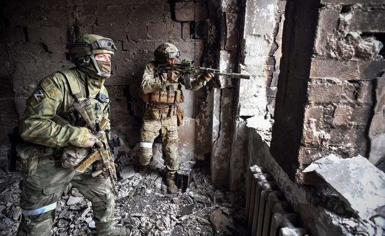 Eine realistischere Option für die RFAF wäre derzeit die Einnahme des Stadtgebiets von Kupjansk und die Abschneidung der ukrainischen Gruppe östlich der Stadt von ihren Nachschublinien. Dazu müsste allerdings der ukrainische Widerstand in Kupjansk selbst gebrochen werden. 8-1730.jpg