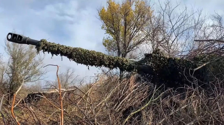 ការវាយបករបស់អ៊ុយក្រែនក៏កំពុងដំណើរការឆ្ពោះទៅរក Novoekonomichesky និង Sukhetske ផងដែរ។ ទោះជាយ៉ាងណាក៏ដោយ ការវាយបករបស់ពួកគេកំពុងត្រូវបានបញ្ឈប់ដោយ FPV UAVs នៃកងវរសេនាតូចកងកម្លាំងពិសេសទី 56 នៃកងទ័ពទី 51 ។ យន្តហោះយុទ្ធសាស្ត្ររុស្ស៊ីកំពុងវាយប្រហារ Myrnohrad ដោយគ្រាប់បែកធុនធ្ងន់។ 10.jpg