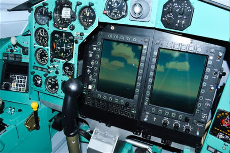 Les chasseurs MiG-31, les missiles de défense aérienne S-400, les radars anti-furtifs, les liaisons de données et le Centre d'information du commandement conjoint forment un système de combat coordonné et commun du système de défense aérienne national russe. Les radars anti-furtifs au sol détectent les cibles, les S-400 les verrouillent et les MiG-31 attaquent. 15-610.jpg