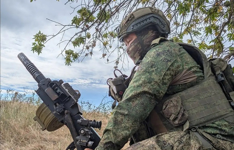 ហើយ RFAF ក៏មិនខ្វះដែរ ព្រោះមន្ត្រីកងទ័ពជើងទឹកអ៊ុយក្រែនម្នាក់ទៀត ដែលនិយាយទៅកាន់ Le Monde បានត្អូញត្អែរថា RFAF មានអត្ថប្រយោជន៍បីដងក្នុងន័យទ័ព និង UAV។ ទាហានជើងទឹកអ៊ុយក្រែនម្នាក់បាននិយាយថា 8-9997.jpg