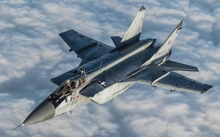 À l'ère du MiG-25, l'interception consistait principalement en des attaques arrière à grande vitesse, tandis qu'à l'ère du MiG-31, l'interception consistait principalement en des interceptions frontales à longue portée. Le chasseur moderne MiG-31 est un lanceur de missiles air-air à grande vitesse et longue portée, et ses capacités de combat ont été considérablement améliorées. 17-4953.jpg