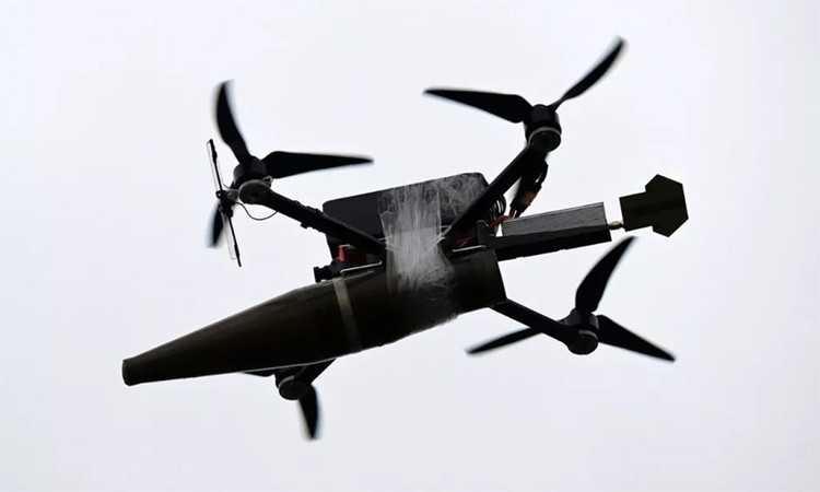 De overige twee soldaten in deze groep drongen het eerste gebouw van het industriële complex binnen en verstopten zich in een kamer op de begane grond. Drie UAV's vlogen vervolgens door het raam naar binnen, waarvan er twee hun doelwitten troffen. 16-6365.jpg