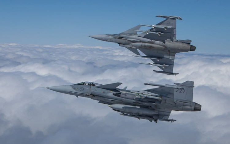 Grâce à leur vitesse, les avions de combat MiG-31 arrivent et recherchent leurs cibles avant leurs adversaires. Après avoir détecté la position exacte des chasseurs F-35, Typhoon et JAS-39CD de l'OTAN, ils peuvent approcher rapidement la cible, appliquant ainsi la tactique moderne de combat aérien : « détecter en premier, lancer des missiles rapidement et s'échapper rapidement ». 11-184.jpg