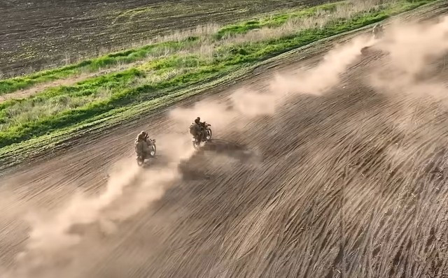 第二に、悪天候も影響を及ぼし、ロシア軍は多数の装甲車両を秘密裏に集結させることができた。軍事専門家のアンドレイ・マロチコ氏は、リードフカ通信に対し、低い雲量のため敵の無人機はロシア空軍の陣地上空を確実に監視することができなかったと語った。 15.jpg