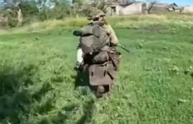 ロシア国防省は10月14日、ロシア空軍がミルノグラード東部で大規模な進撃を行っていると発表し、軍事ブロガーもこれを裏付けた。複数の位置情報付き動画には、ロディンスケを含むミルノグラード東部と北部でのロシア軍のさらなる進撃が映っている。 4.jpg