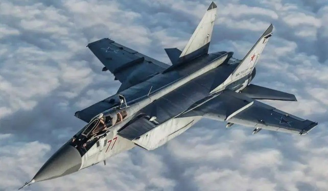 Mais selon les analystes, même si les chasseurs de l'OTAN « ont immédiatement décollé », ils n'ont pu trouver aucune trace et ont été totalement incapables de rattraper les chasseurs lourds MiG-31, car le MiG-31 pouvait facilement accélérer jusqu'à Mach 2 et laisser les chasseurs de l'OTAN loin derrière. 6-6172.jpg