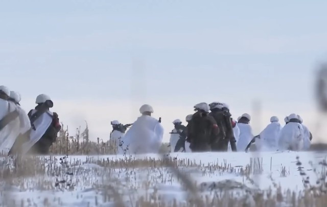 ຫົກ: ຢ່າໃຊ້ຮອບ tracer ເພື່ອຫຼີກເວັ້ນການເປີດເຜີຍຕໍາແຫນ່ງຂອງທ່ານແລະຮັກສາອາວຸດຂອງເຈົ້າແຫ້ງ. ທີເຈັດ: ໃນຂະນະທີ່ຮັກສາທີມງານສູ້ຮົບ 2-3 ຄົນໃນລະຫວ່າງການປະຕິບັດການສູ້ຮົບ, ກອງທັບຕ້ອງຢູ່ໃນຂອບເຂດຄໍາສັ່ງທີ່ມີປະສິດທິພາບຂອງຊັ້ນສູງ. ແລະສຸດທ້າຍ, ສະເຫມີເຕືອນໄພຂົ່ມຂູ່ຈາກ UAVs ແລະ snipers ກັບຜູ້ບັນຊາການແລະຜູ້ປະຕິບັດການອາວຸດຫນັກ. 21.jpg