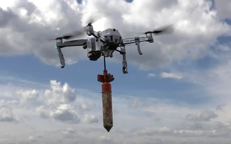 Als gevolg hiervan kwamen veel Oekraïense soldaten die zich net uit Pokrovsk hadden teruggetrokken, vast te zitten in een mijnenveld nabij de rivier de Grisjinka. Op dat moment verschenen er voortdurend Russische onbemande luchtvaartuigen boven hun hoofd die Oekraïense soldaten aanvielen, hetzij door er rechtstreeks op te botsen, hetzij door granaten vanuit de lucht te gooien, waarbij ernstige slachtoffers vielen. 7-6768.jpg