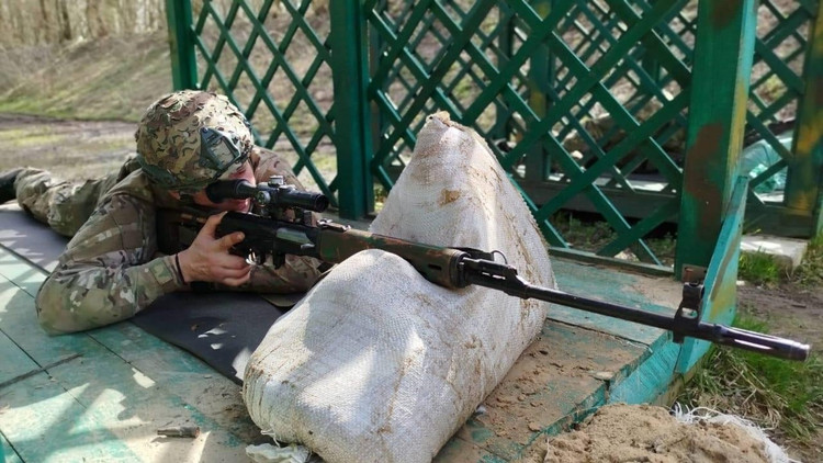 Sebab kedua pengurangan bilangan SVD di bahagian hadapan ialah transformasi unit taktikal RFAF. Sebelum ini, unit serangan terkecil ialah peringkat skuad, kini pasukan infantri 2 hingga 3 lelaki. Mengikut peraturan tempur lama RFAF, dalam skuad infantri berjentera, biasanya terdapat penembak tepat yang membawa SVD; dia bukan sahaja menyokong unit itu dengan tembakan ketepatan tinggi dari senapang penembak tepat SVD, tetapi juga bertindak sebagai senapang penyerang, sementara masih bersenjatakan AK-74. 21.jpg