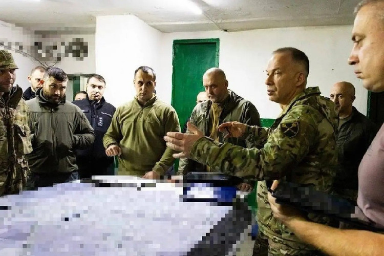 Generál Syrsky mezitím nadále popíral zprávy o úplném obklíčení Myrnohradu a pádu Pokrovska. Podle něj se předpokládá, že ukrajinské jednotky stále ovládají některé oblasti Pokrovska a udržují koridor, kterým může být myrnohradská skupina plně zásobována. 5.jpg