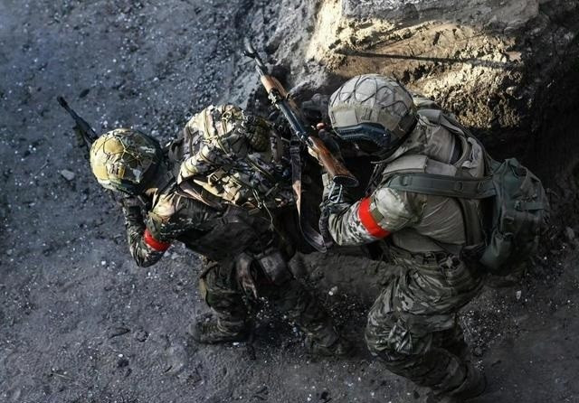 Ruské ministerstvo obrany a šéf samozvané Doněcké lidové republiky (DLR) Denis Pušilin již dříve informovali o bojích na okraji města. Tuto informaci potvrdili i sami ukrajinští vojáci. 2-6601.jpg