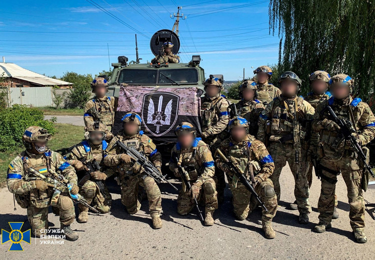 Obrněná vozidla, která se Ozbrojené síly USA (AFU) snaží protlačit lesem Mali Rivne, v současné době hoří jižně od Kupjanska, včetně již zmíněné oblasti Osinova. Zatímco 15. brigáda NGU se stále spoléhá na jednotky FPV UAV pro podporu svých operací, nedostatek bezpilotních letadel a lov RFAF po posádkách bezpilotních letadel činí tyto jednotky v boji stále neúčinnějšími. 4.jpg