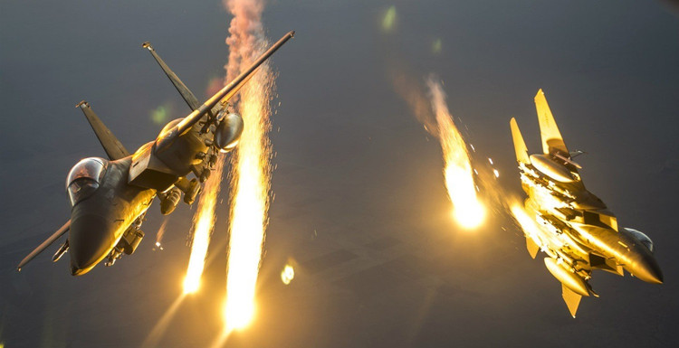 f-15-eagles-fires-flares-1728289.jpg