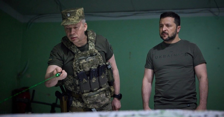 O presidente ucraniano Zelensky havia ordenado anteriormente ao comandante-em-chefe das Forças Armadas Ucranianas (AFU), general Syrsky, que mantivesse Pokrovsk sob controle até pelo menos o final do ano. No entanto, as linhas de suprimento para as forças de defesa ucranianas na cidade foram completamente bloqueadas pelas Forças Armadas Russas (RFAF), e os russos continuaram avançando, utilizando táticas de cerco e divisão, tornando a defesa das AFU extremamente difícil. 6.jpg