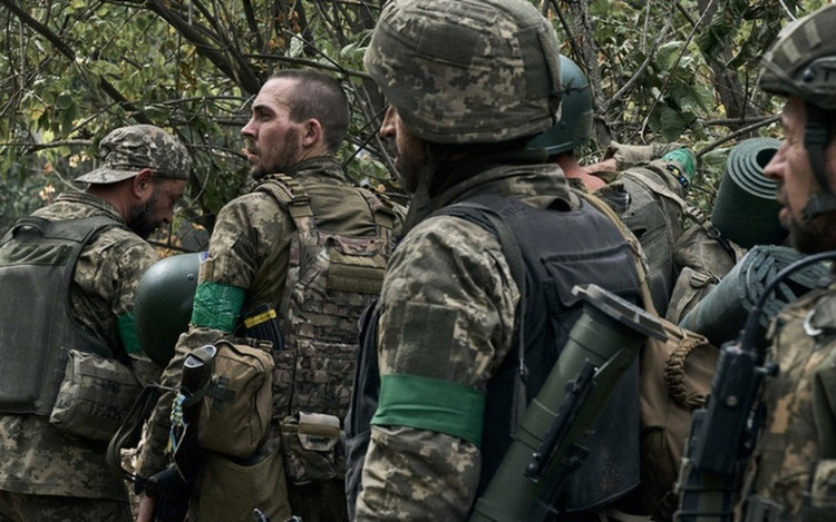 La chaîne Telegram « Legitimny » a indiqué que de nombreuses unités des Forces armées ukrainiennes (FAU) combattant dans la région de Pokrovsk-Myrnohrad avaient demandé l'ordre de se retirer, le « chaudron de Pokrovsk » étant sur le point de se refermer. Cependant, les dirigeants de Kiev et l'état-major des FAU ont refusé le retrait de leurs unités. 5.jpg