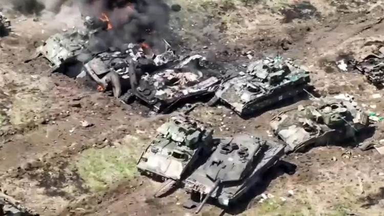 “The Ukrainian army lost tanks for several reasons,” Russian military expert Boris Dzherelievsky told Svpressa.ru. “Firstly, they never learned how to use them properly, as training was limited to a minimum.” 10.jpg