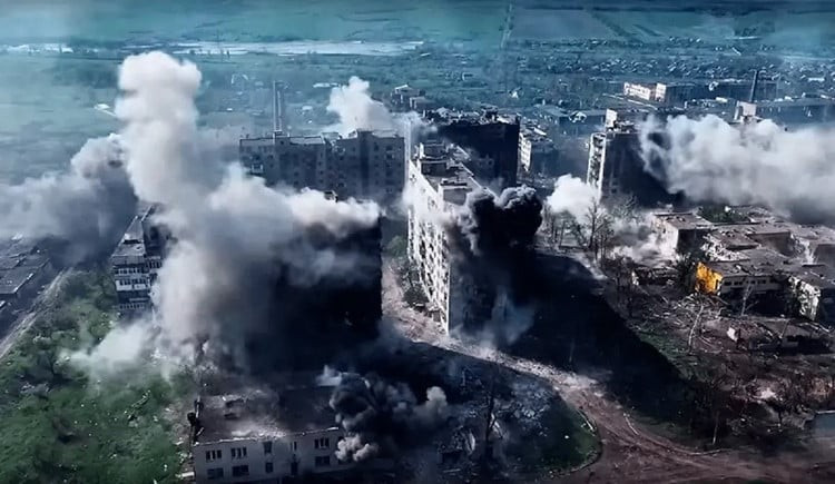 Wcześniej Rosjanie nie prowadzili działań ofensywnych w Myrnohradzie; wykorzystywali jedynie grupy rozpoznawcze i komandosów do organizowania rajdów i zasadzek w mieście. Podczas gdy działania ofensywne w Pokrowsku toczyły się bezpośrednio na terenie miejskim, Myrnohrad był systematycznie okrążany, aby odciąć linie zaopatrzeniowe dla stacjonujących tam wojsk ukraińskich. 15.jpg